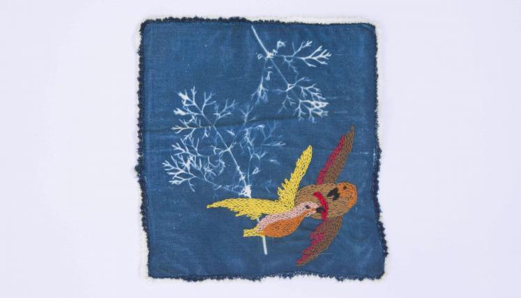 Aves en vuelo, bordado sobre tela.