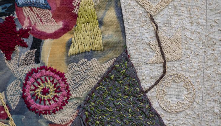 Obra de Luisa Baum "De espaldas al pasado" (detalle) 2do premio XVIII Salón de Arte textil en el rubro mediano formato