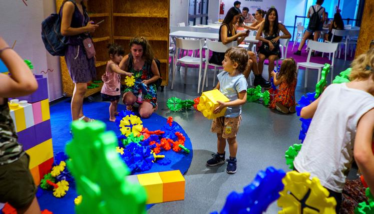 Grupo de niños y adultos dentro del Ludo-espacio de la Usina del Arte, jugando.