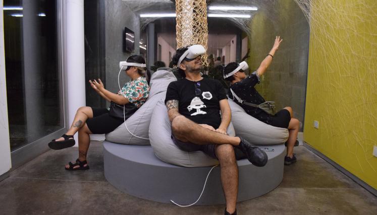 espectadores de "Materiales en expansión" usando los visores