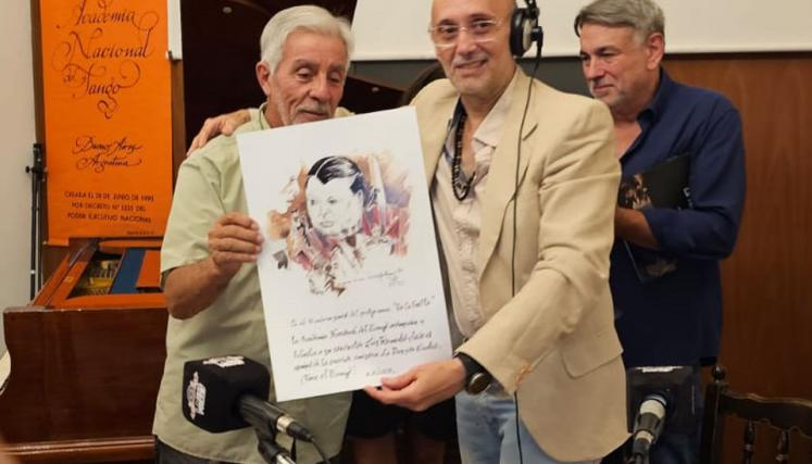 Guillermo Alio entrega un presente