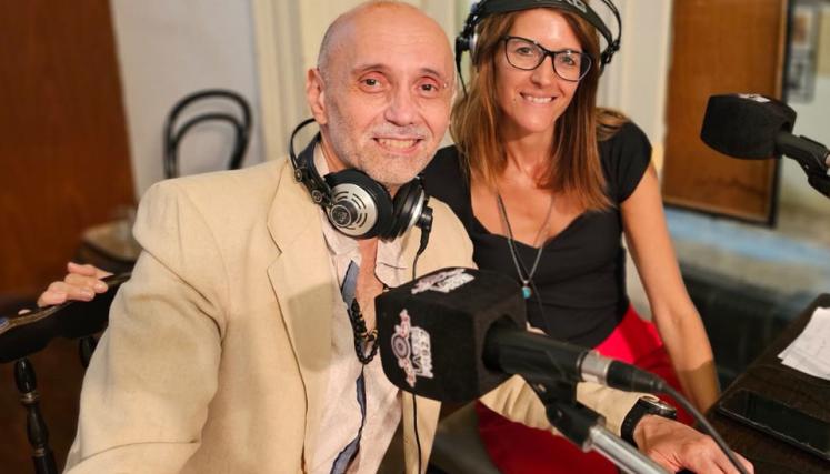 Luis Formento y Mona Holert, conductor y locutora