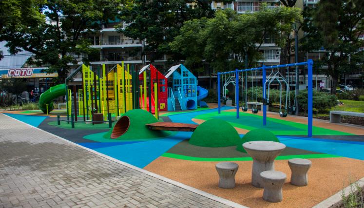 Patio de juegos en Plaza Noruega