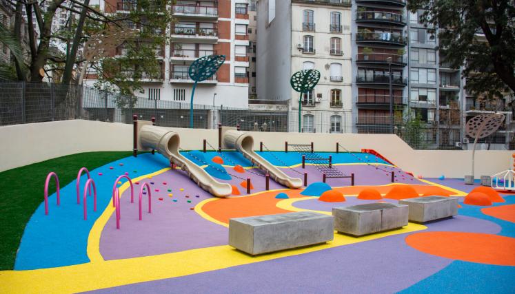 Patio de juegos en la Plaza Vicente López y Planes