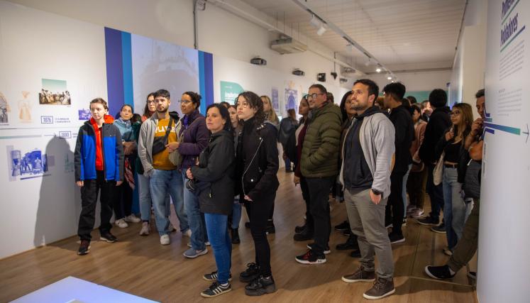 Personas realizando un recorrido guiado por el museo.