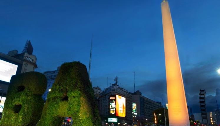 Obelisco amarillo y blanco dos