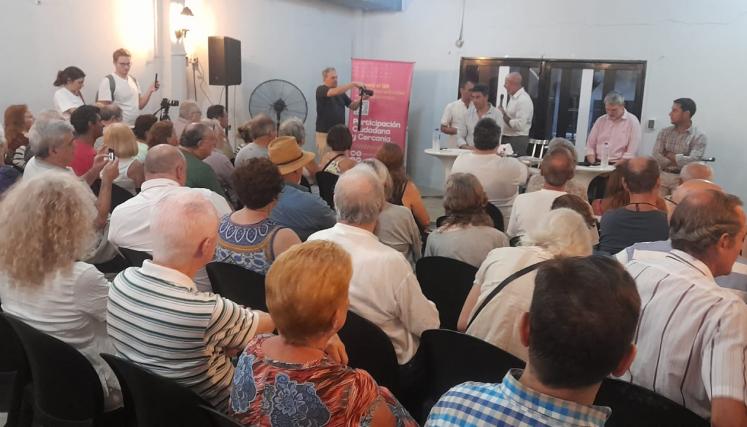 Reunión de vecinos y vecinas de Villa Urquiza con Waldo Wolff