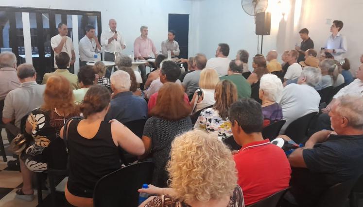 Reunión de vecinos y vecinas de Villa Urquiza con Waldo Wolff