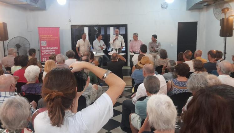 Reunión de vecinos y vecinas de Villa Urquiza con Waldo Wolff