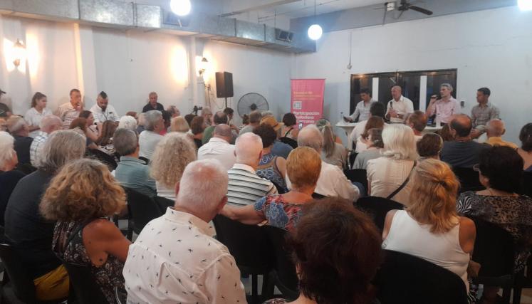 Reunión de vecinos y vecinas de Villa Urquiza con Waldo Wolff