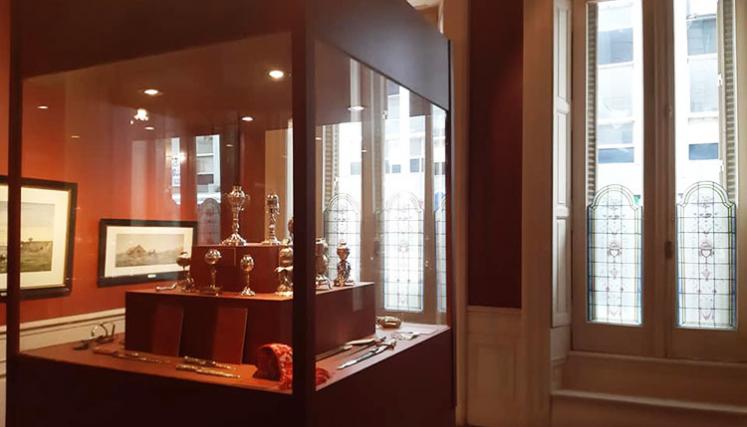 Vitrina dedicada a platería criolla