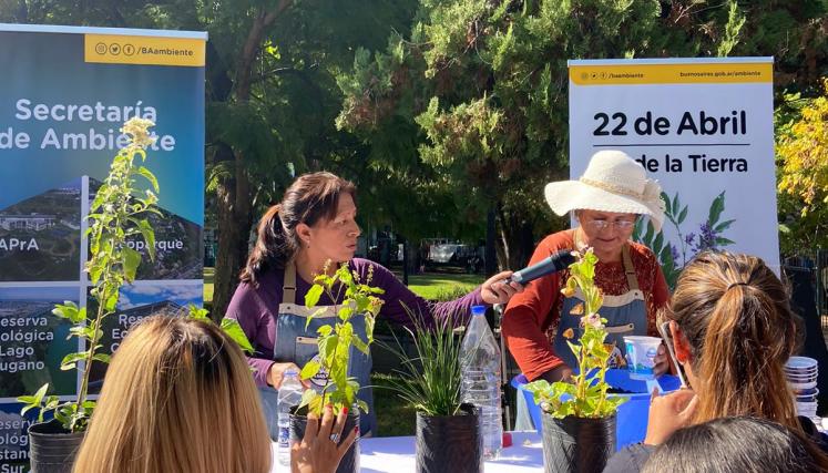 mujeres en el stand hablando ante un público