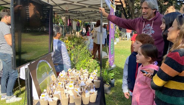 stand día de la tierra con plantines