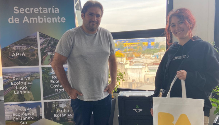 ganadora de la compostera con funcionario público