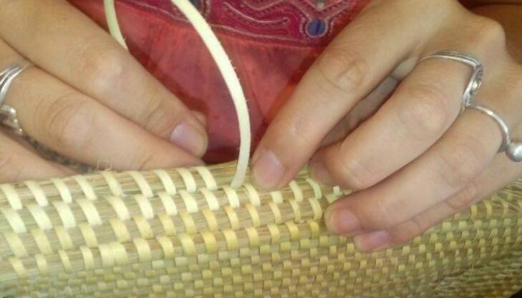 manos tejiendo cestería