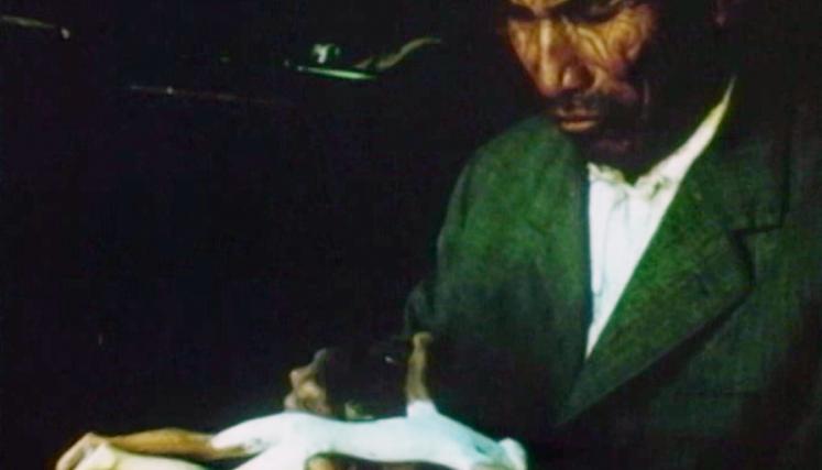 Santero tallando un cristo