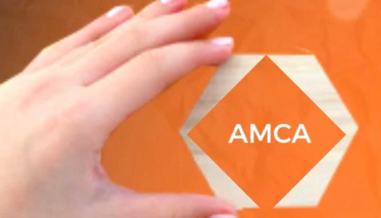 mano tomando el logo del amca