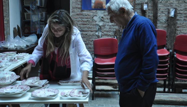 Dos personas mirando piezas arqueologicas 