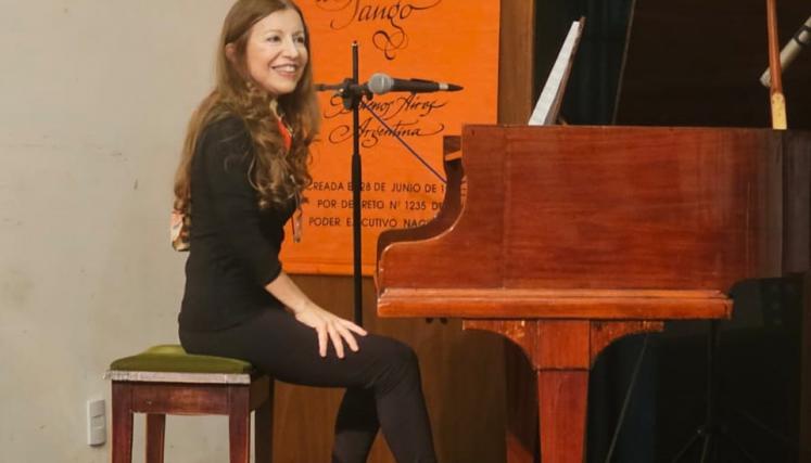 Sonia Ursini, miembro de la Academia.