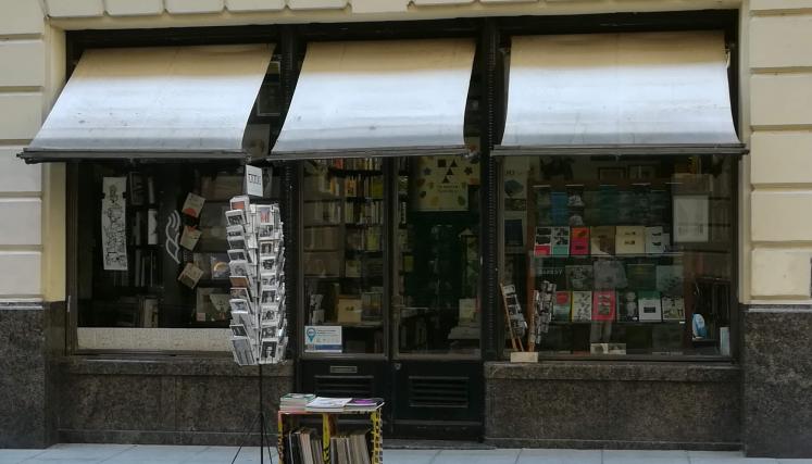 Frente de un negocio que tiene toldos 