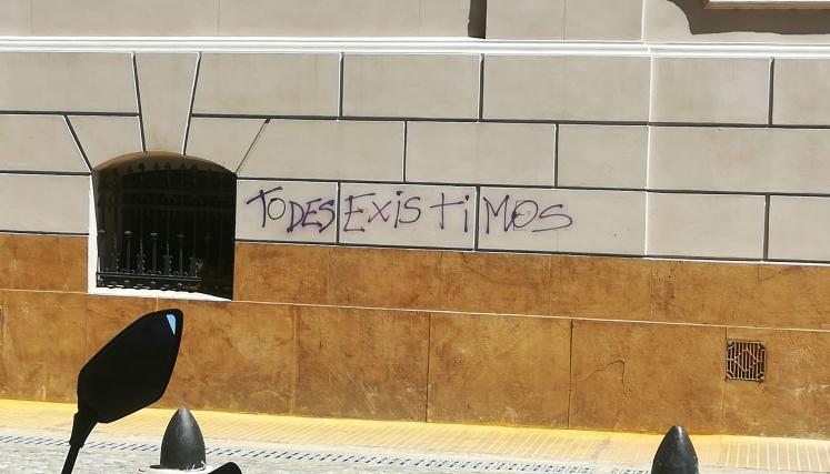 Pared con inscripcion de grafiti 