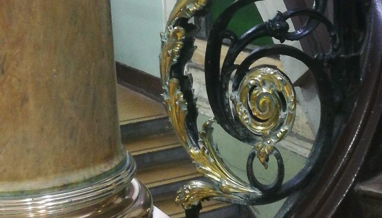 Detalle de una baranda de bronce 