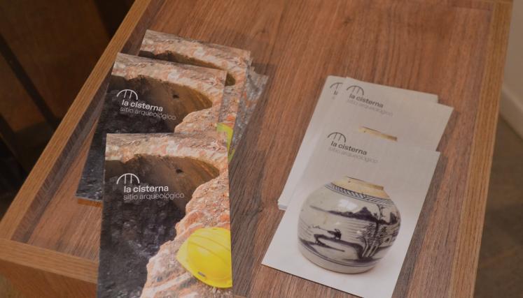 folleteria de la cisterna sobre una mesa