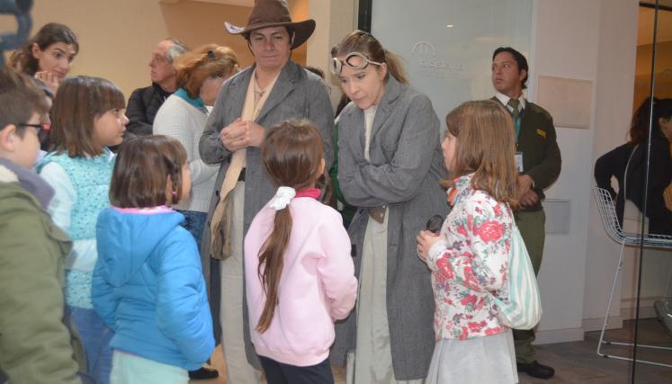 Niños en una ronda escuchando a unos guias hablar 
