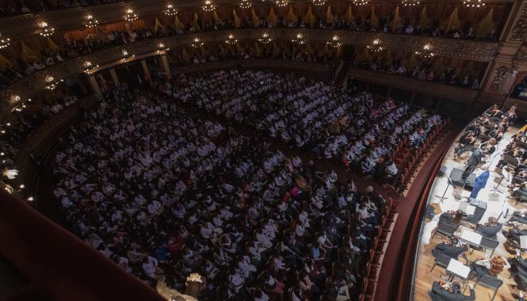 Abel Pintos en el Teatro Colón, con alumnos porteños por el 9 de julio 