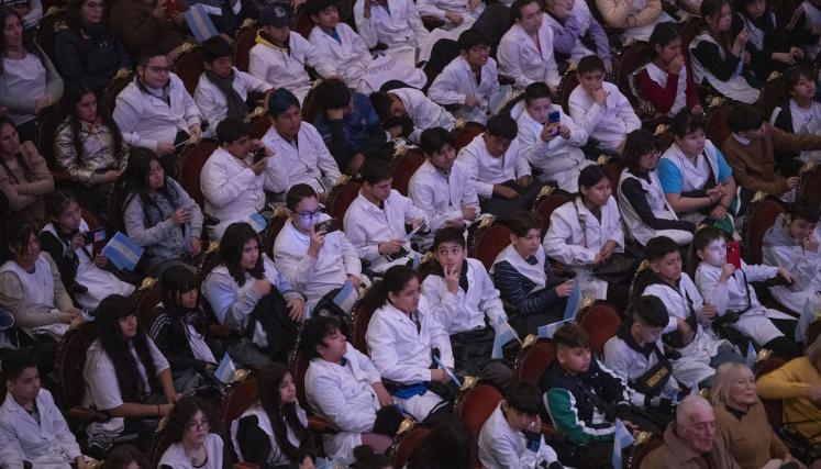 Abel Pintos en el Teatro Colón, con alumnos porteños por el 9 de julio 