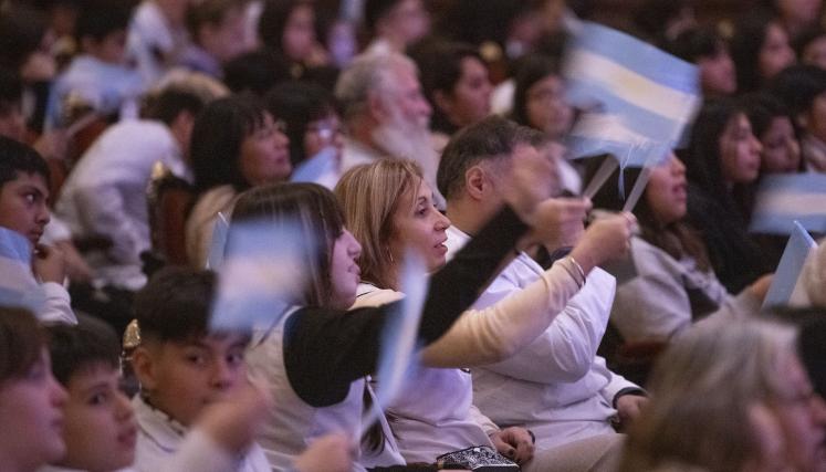 Abel Pintos en el Teatro Colón, con alumnos porteños por el 9 de julio 