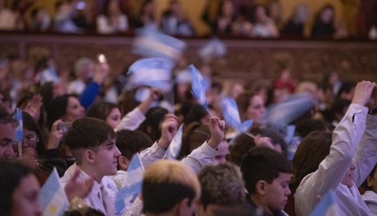 Abel Pintos en el Teatro Colón, con alumnos porteños por el 9 de julio 