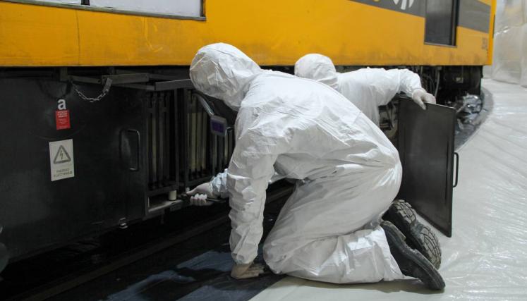 Operarios trabajando en una formación.