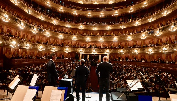 Abel Pintos en el Teatro Colón, con alumnos porteños por el 9 de julio 