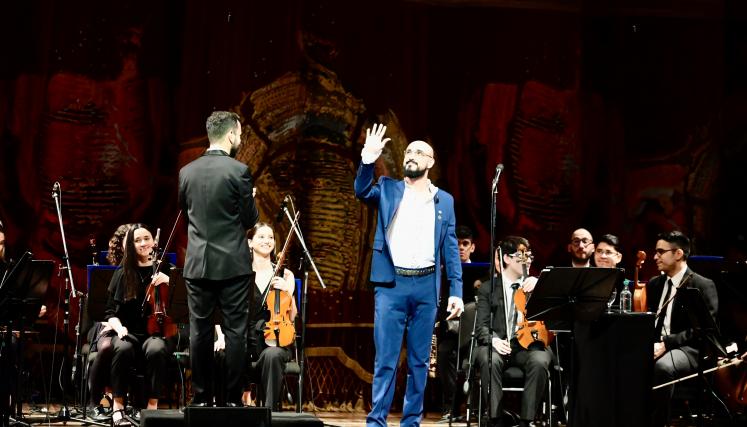 Abel Pintos en el Teatro Colón, con alumnos porteños por el 9 de julio 