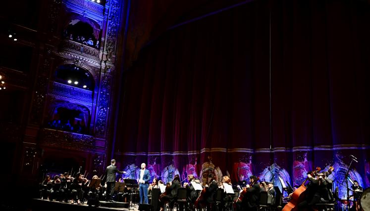 Abel Pintos en el Teatro Colón, con alumnos porteños por el 9 de julio 