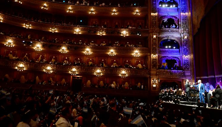 Abel Pintos en el Teatro Colón, con alumnos porteños por el 9 de julio 