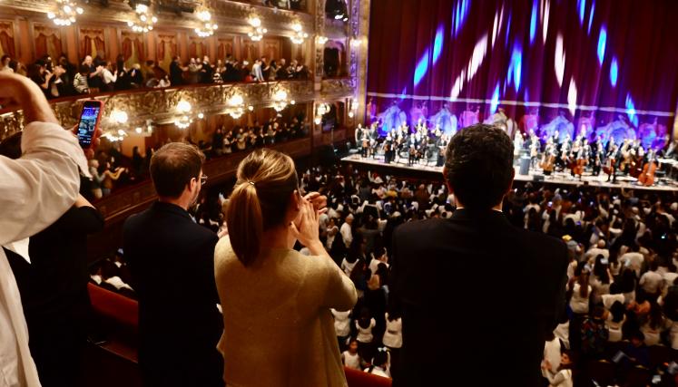 Abel Pintos en el Teatro Colón, con alumnos porteños por el 9 de julio 