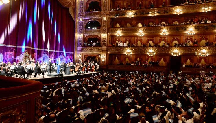 Abel Pintos en el Teatro Colón, con alumnos porteños por el 9 de julio 