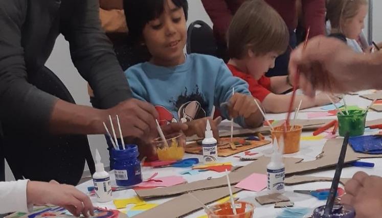 niños haciendo máscaras