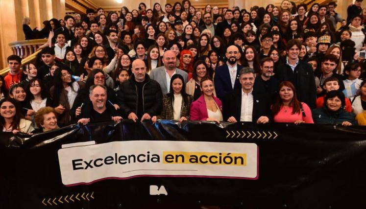 Abel Pintos en el Teatro Colón, con alumnos porteños por el 9 de julio 