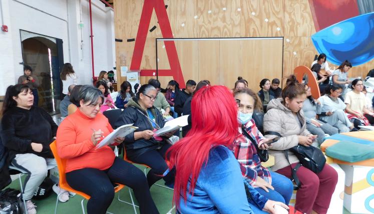 Fotografía tomada en lateral izquierdo del grupo de APVIS en formación. En ella se encuentran todos sentados y cada uno con acciones distintas.
