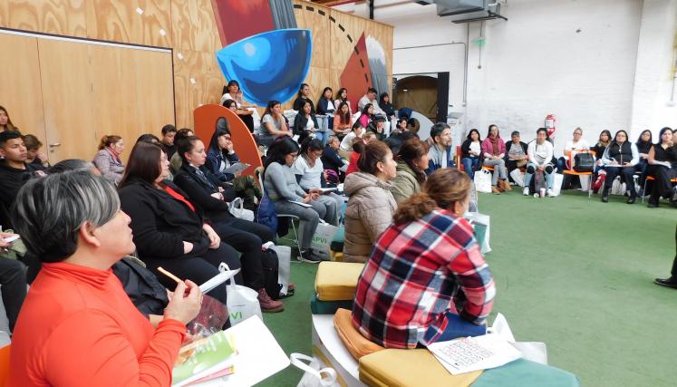 Fotografía tomada en lateral derecho de dos de las participantes del lanzamiento. 
