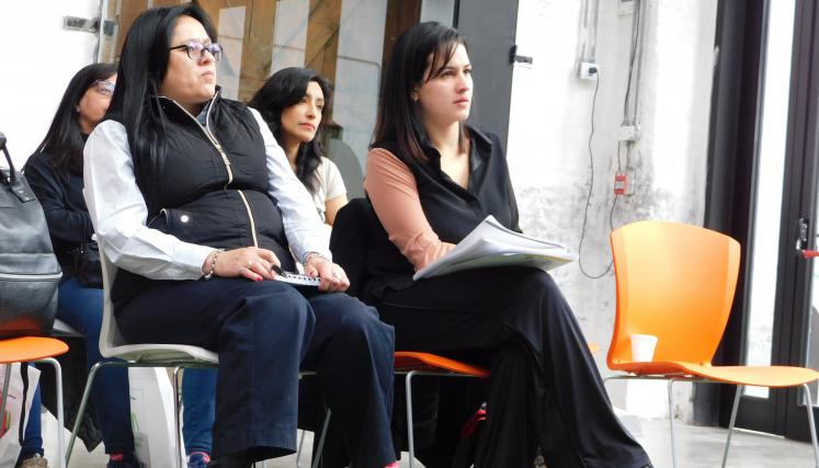 Fotografía tomada en lateral derecho de dos de las participantes del lanzamiento. 