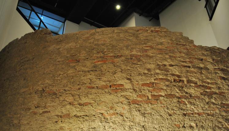 Pared de ladrillos de la cisterna. Sitio arqueológico 