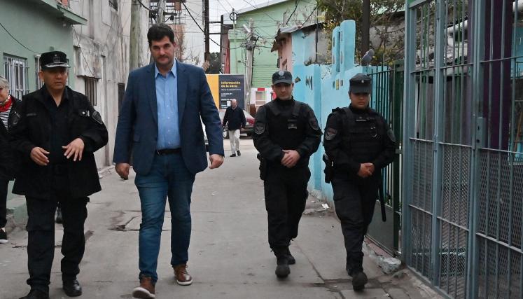 El ministro destacó que la tarea de la Policía de la Ciudad que terminó con el funcionamiento de este centro de acopio y distribución de estupefacientes, en este caso, estuvo a cargo de personal de la División Barrial 21-24 Zavaleta, así como otras veces es una Brigada Antidrogas la que interviene.
