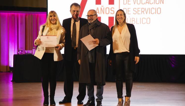 Los homenajeados recibiendo su diploma
