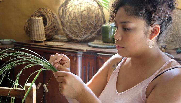 mujer haciendo cestería
