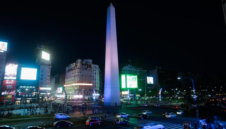 Obelisco Iluminado en apoyo a Israel.jpg