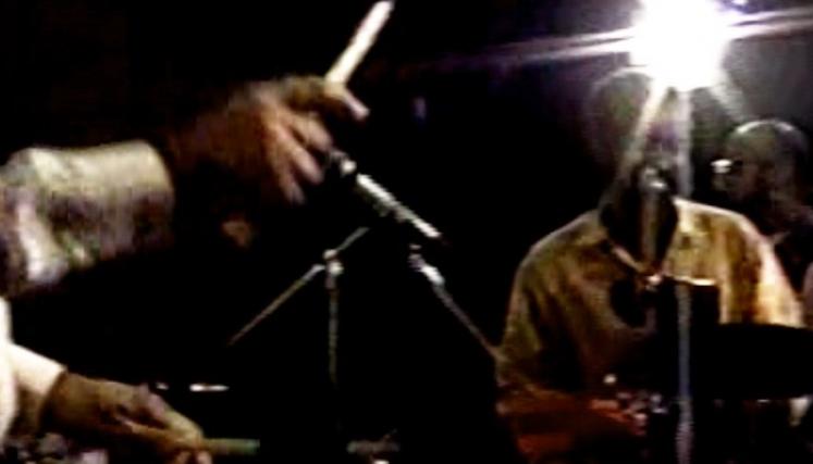 Músicos tocando instrumentos